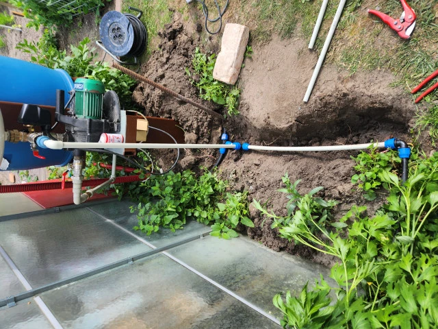 Instalace automatizovaného kapkového závlahového systému k udržení zeleně